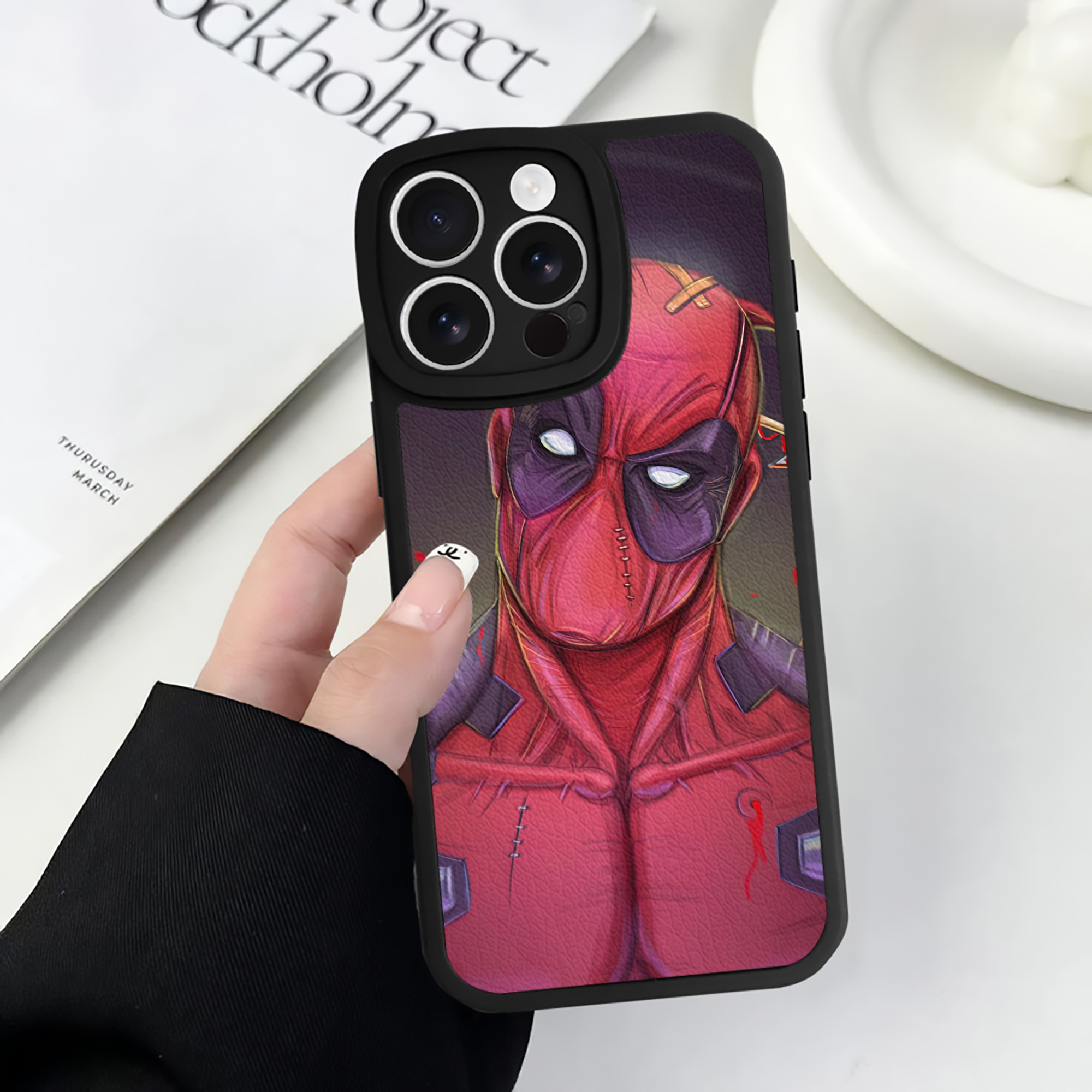 （画像用） Deadpool デッドプール 【iPhone 16シリーズ対応】シリコンスマホケース（レザー調） 材質：シリコン